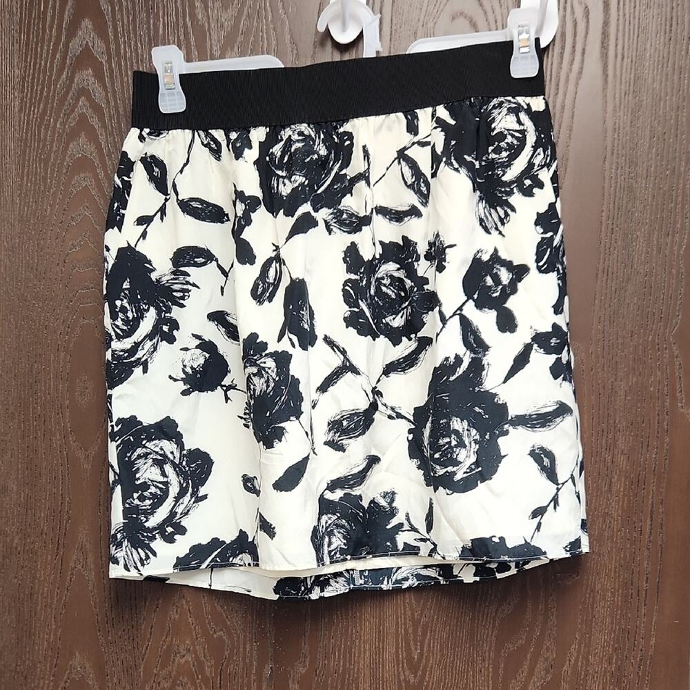 🚨2/$25 or 5/$50🚨LOFT Black and White Floral Mini Skirt